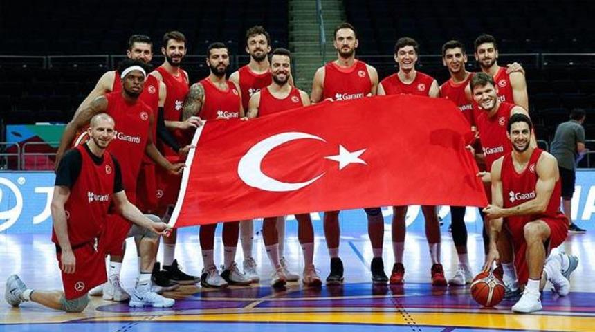 A Milli Basketbol Takımı, antrenman &ouml;ncesi T&uuml;rk bayrağıyla poz verdi