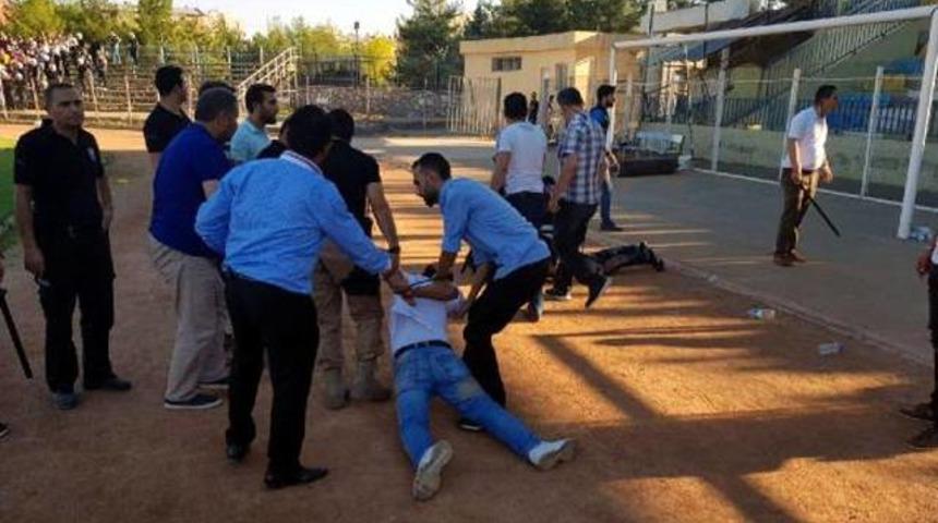 Siirt'te olaylı ma&ccedil;! Son d&uuml;d&uuml;k &ccedil;aldı ortalık savaş alanına d&ouml;nd&uuml;