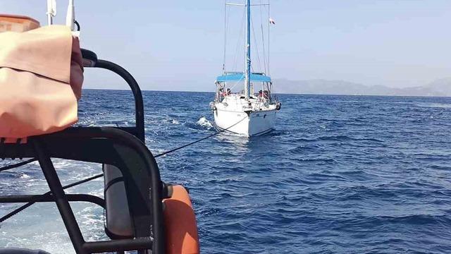 Fethiye açıklarında arızalanan yelkenli tekne kurtarıldı