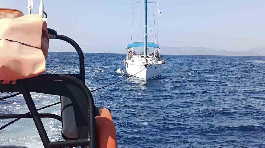 Fethiye açıklarında arızalanan yelkenli tekne kurtarıldı
