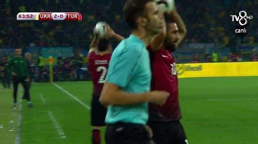 Arda Turan ve Şener &Ouml;zbayraklı'nın aynı anda ta&ccedil; kullanması ortalığı karıştırdı