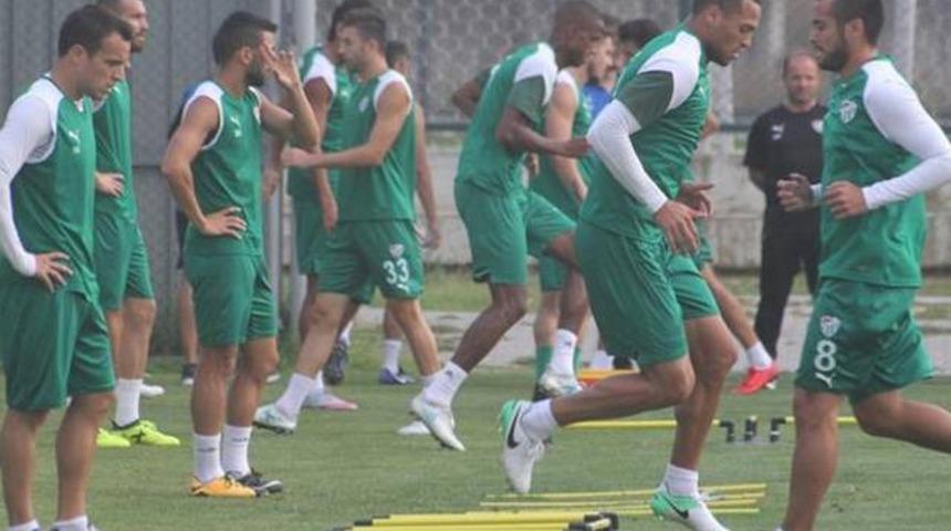 Bursasporlu 2 futbolcu trafik kazası ge&ccedil;irdi