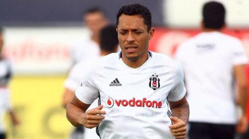 Beşiktaş'ta Adriano sakatlandı