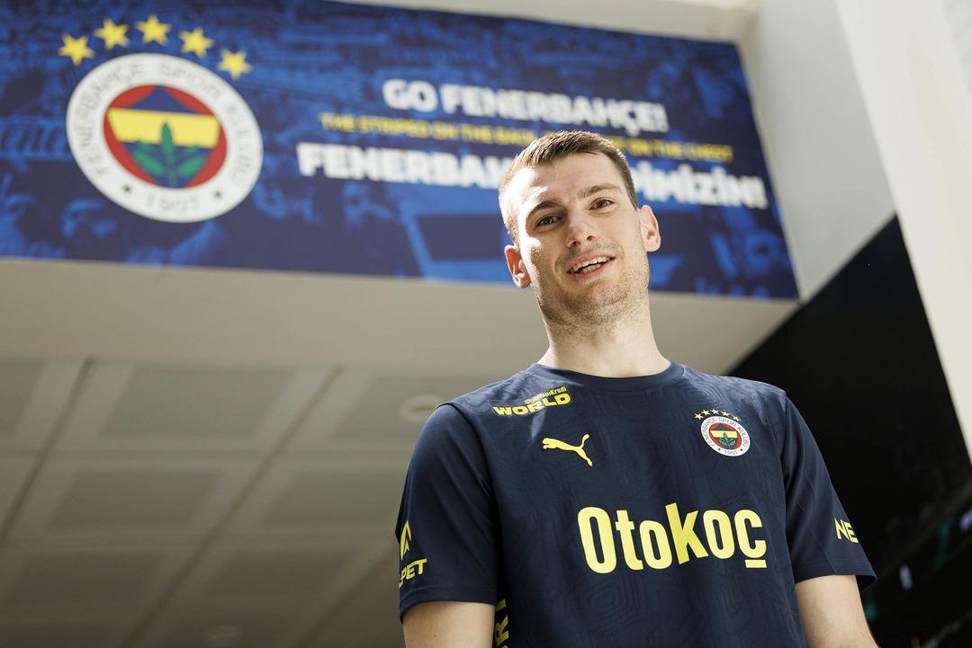 Fenerbahçe de yabancı oyuncu sayısındaki fazlalık ayrılık getiriyor! Kaleci Dominik Livakoviç için Girona iddiası... 2