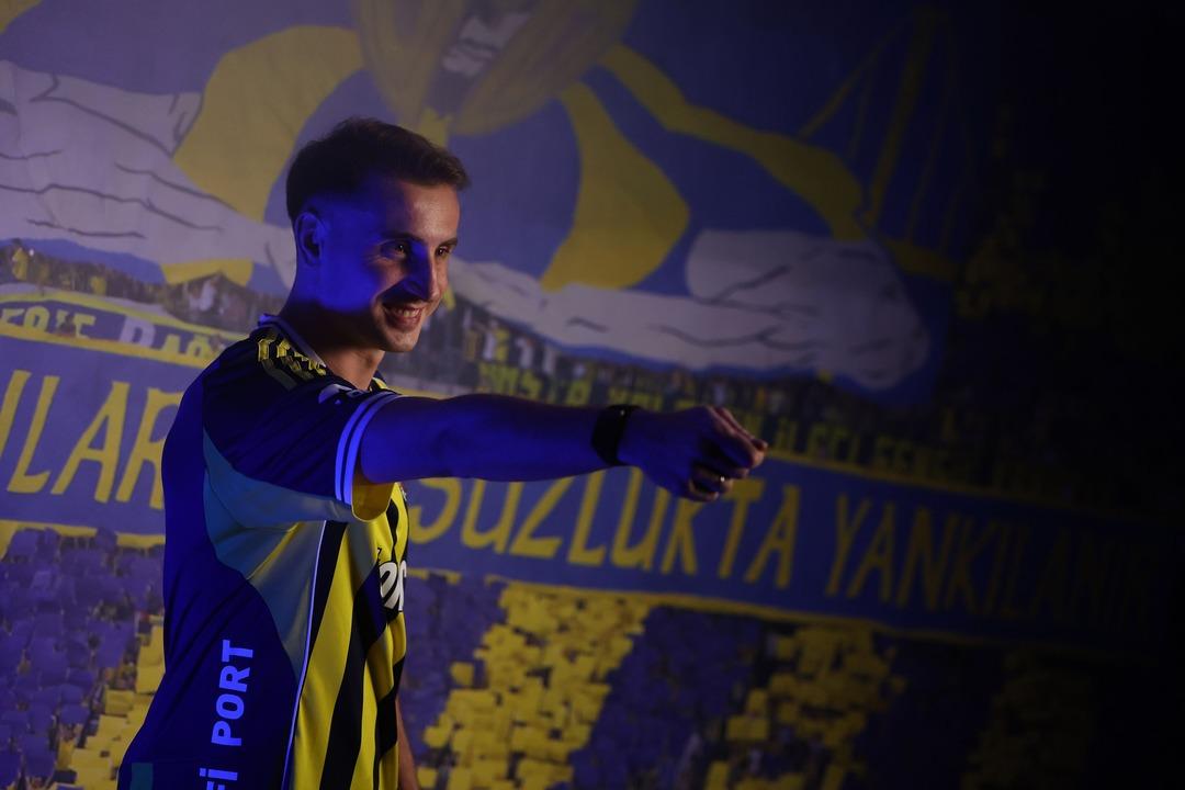 Fenerbahçe Milli yıldız Kerem Aktürkoğlu nu kadrosuna kattığını açıkladı! Kerem Aktürkoğlu Şerefli Kulüp sözlerine açıklık getirdi: "Yapman gerekeni yaptın" 1