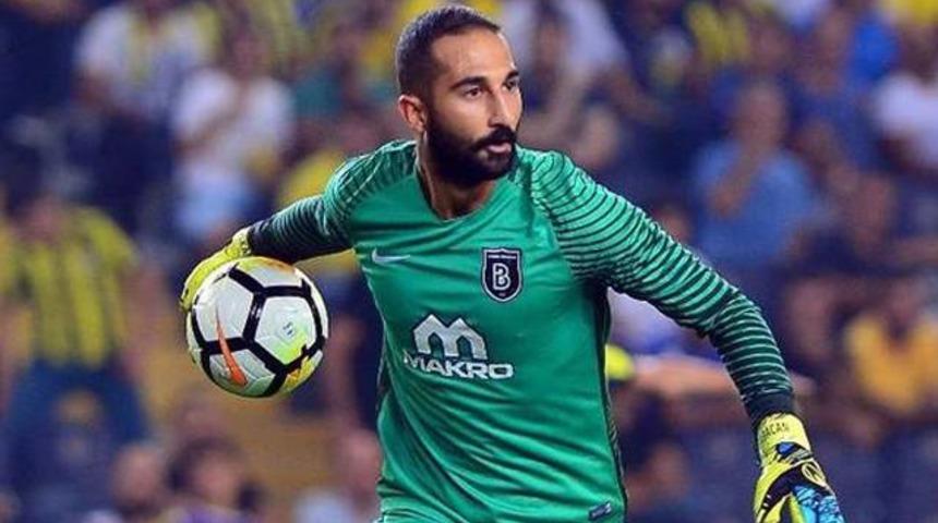 Volkan Babacan'ın kafasına su şişesi atıldı