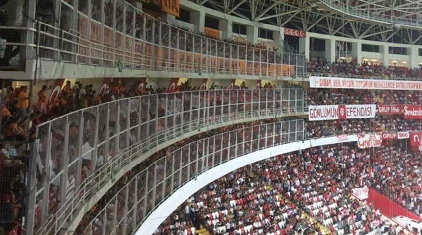 Galatasaray taraftarından deplasman trib&uuml;n&uuml; tepkisi