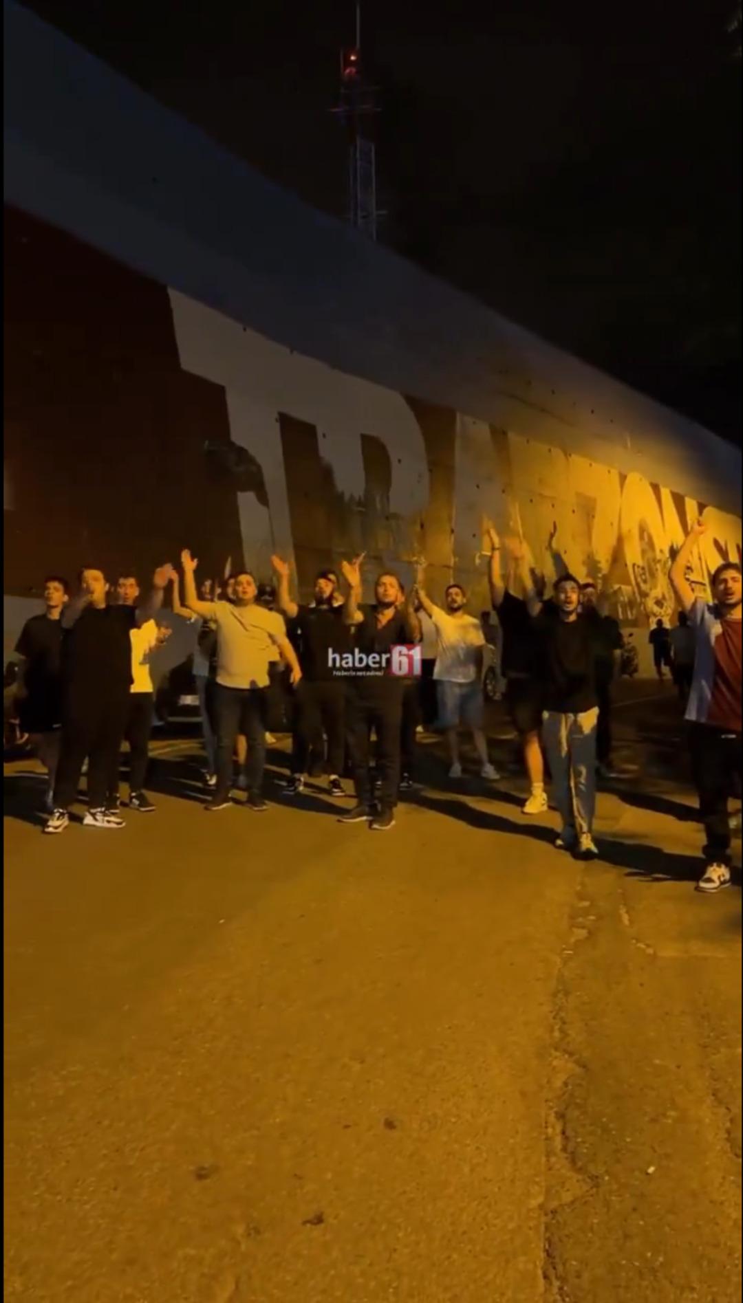Trabzonspor un yıldızı Uğurcan Çakır transferi resmen duyurdu! Açıklama sonrası ortalık karıştı... Taraftarlar tesisleri bastı 3