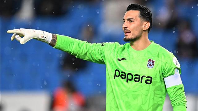 Trabzonspor'un yıldızı Uğurcan Çakır transferi resmen duyurdu! Açıklama sonrası ortalık karıştı... Taraftarlar tesisleri bastı