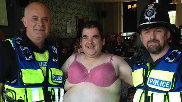 Lincoln City'nin erkek taraftarı Simon Sid Chanter maça sütyenle gitti