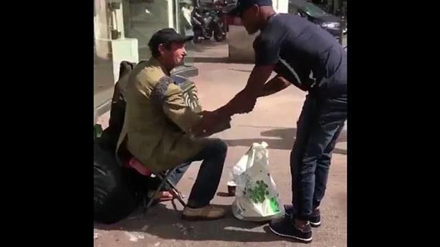 Patrice Evra evsizlere hediye dağıttı