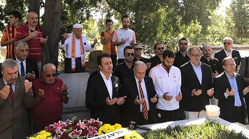 Metin Oktay kabri başında anıldı