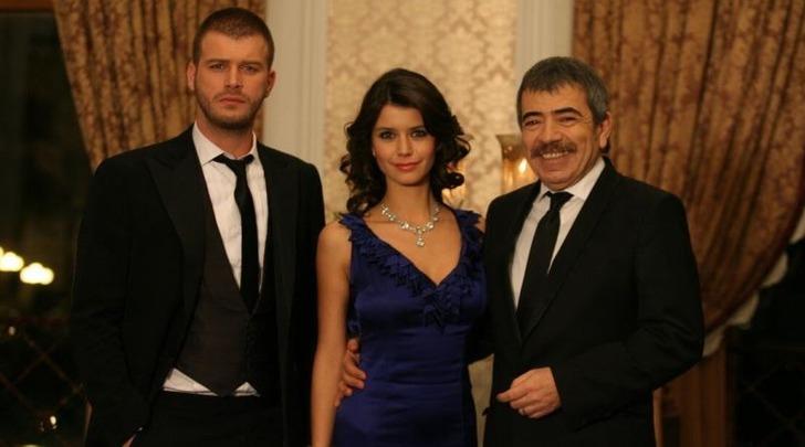 Tekrar tekrar yayınlansa yine izleyeceğin o diziyi sorsak... 👇