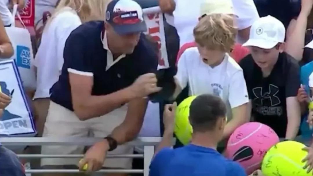 CEO dan tenis maçında olay hareket! Çocuğa verilen şapkayı elinden kaptı 1