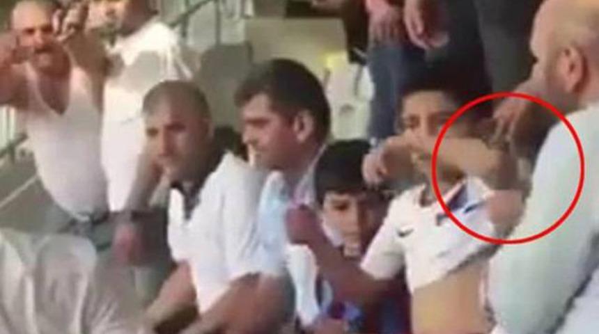 Trib&uuml;nde iki k&uuml;&ccedil;&uuml;k &ccedil;ocuğun formasını &ccedil;ıkardılar!