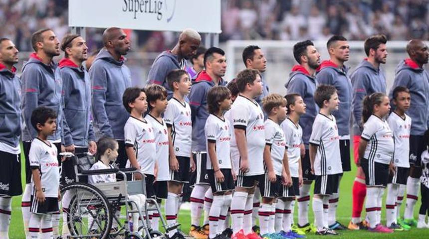 Beşiktaş'ta Fenerbah&ccedil;e derbisi &ouml;ncesi Adriano sakatlandı