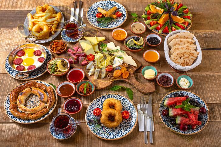 Diyelim ki bir ülkeye kahvaltı için ışınlandın. Hangisini seçersin?