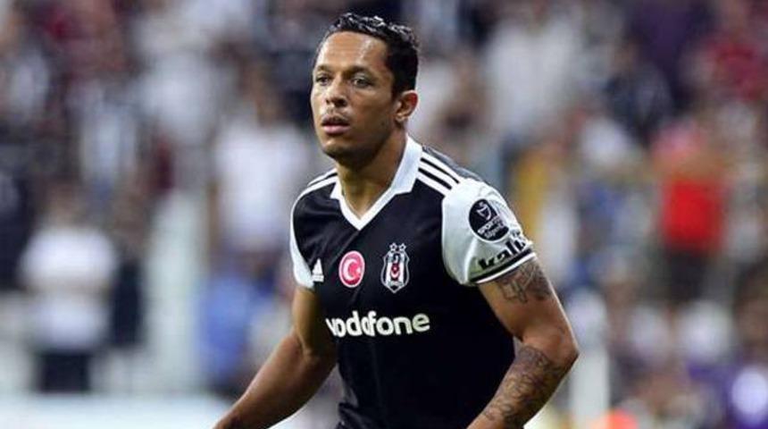 Beşiktaş'ta Adriano Fenerbah&ccedil;e ma&ccedil;ında oynamayacak