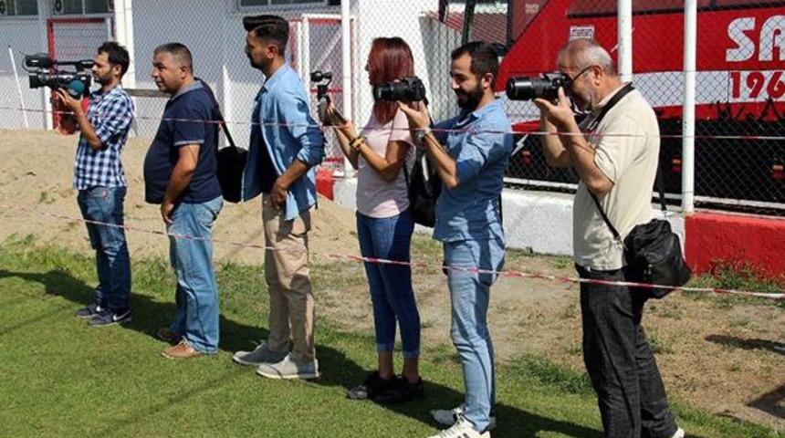 Alpay &Ouml;zalan basın mensuplarına 5 m2'lik yer ayırdı, etrafına şerit &ccedil;ektirdi