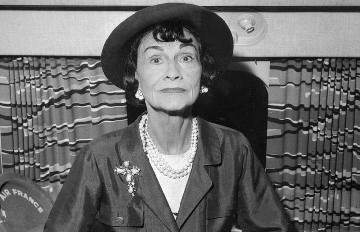 İlk olarak söyle bakalım: Moda tarihine adını altın harflerle yazdırmış Coco Chanel’i duydun mu?