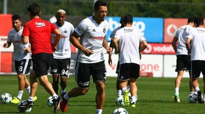 Beşiktaş'a Adriano'dan m&uuml;jdeli haber