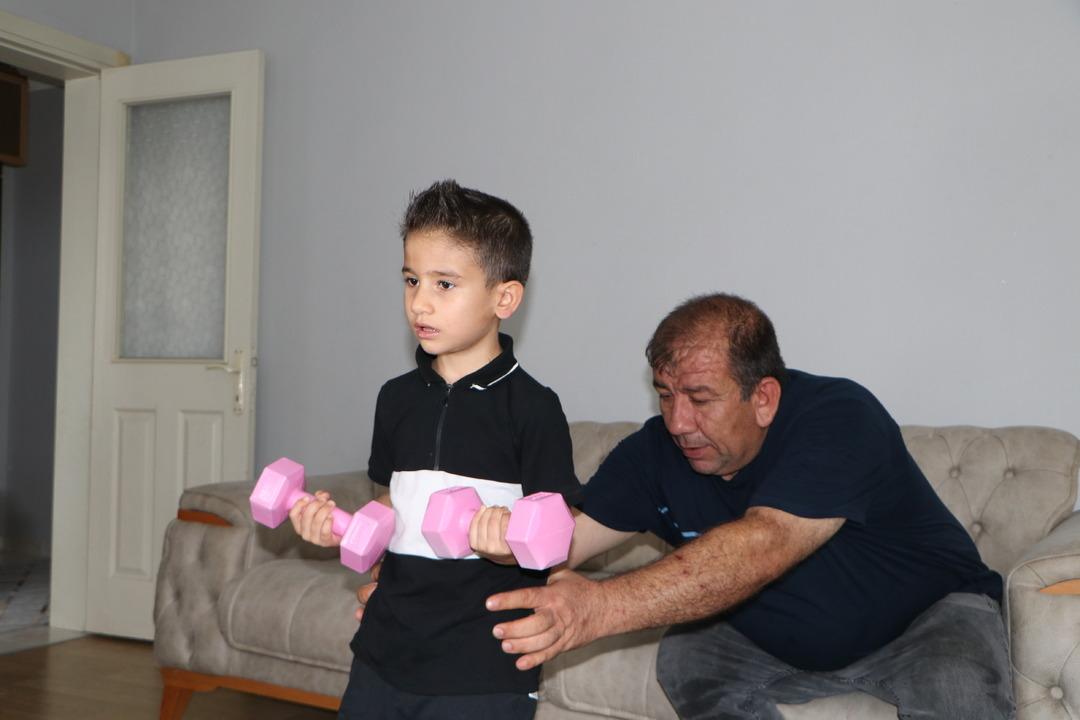 Gözyaşları içinde seslendi: Bu varyantın tedavisi varmı? Literatürde dahi yer almayan çok nadir hastalık… 6