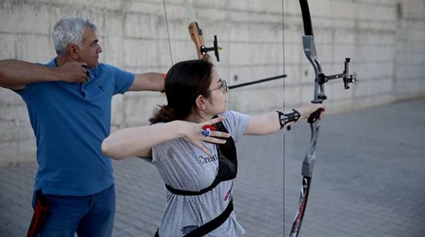 Zekai &Ouml;zt&uuml;rk, kızı i&ccedil;in 50 yaşında ok&ccedil;uluğa başladı