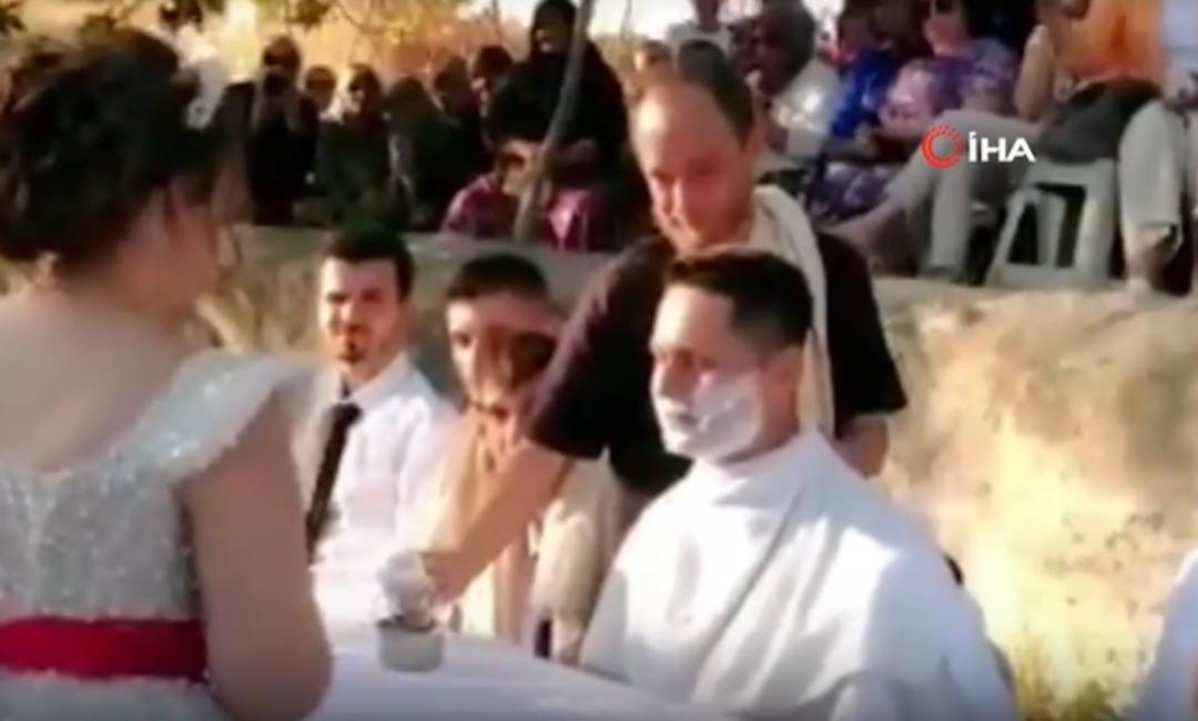 Düğünde ilginç görüntüler! Gelin damadı parayla tokatladı, herkes sıraya girdi 2