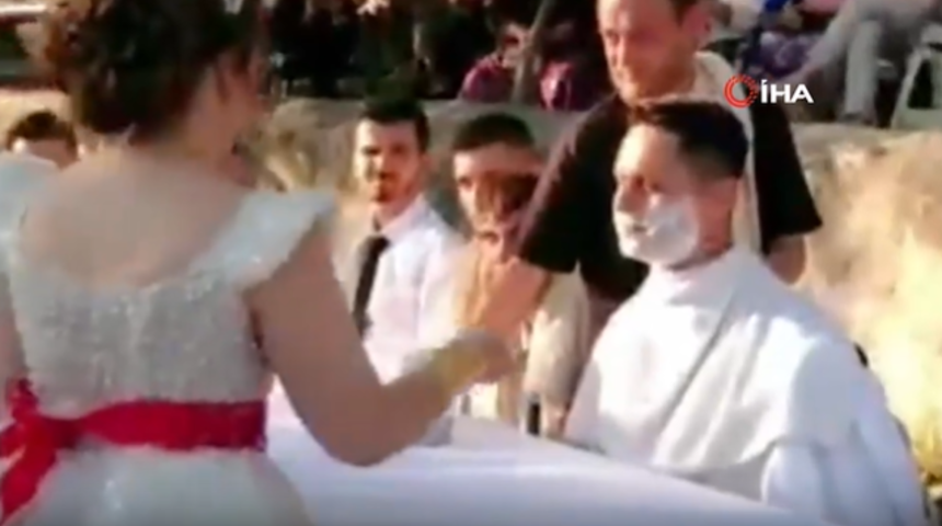 Düğünde ilginç görüntüler! Gelin damadı parayla tokatladı, herkes sıraya girdi