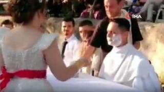 Düğünde ilginç görüntüler! Gelin damadı parayla tokatladı, herkes sıraya girdi