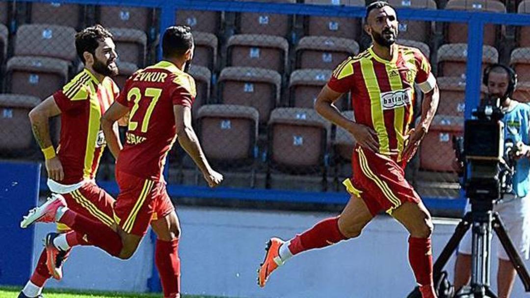 Yal&ccedil;ın Ayhan soyunma odasında şof&ouml;r&uuml; d&ouml;vd&uuml;