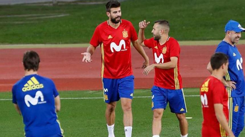 Pique İspanya Milli Takımı'nda oynamaya devam edeceğini a&ccedil;ıkladı