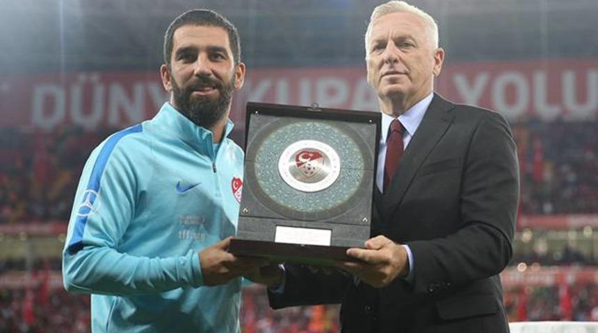 Arda Turan plaket alırken ıslıklandı