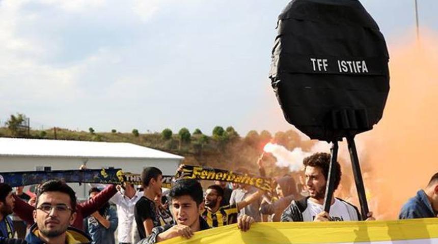 Fenerbah&ccedil;eli taraftarlardan TFF protestosu