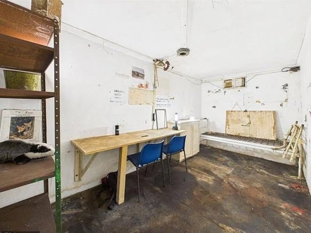 Beton blok satışa çıkarıldı! Ev arayanlar görünce şaşkına uğradı! Altından bakın ne çıktı!  1