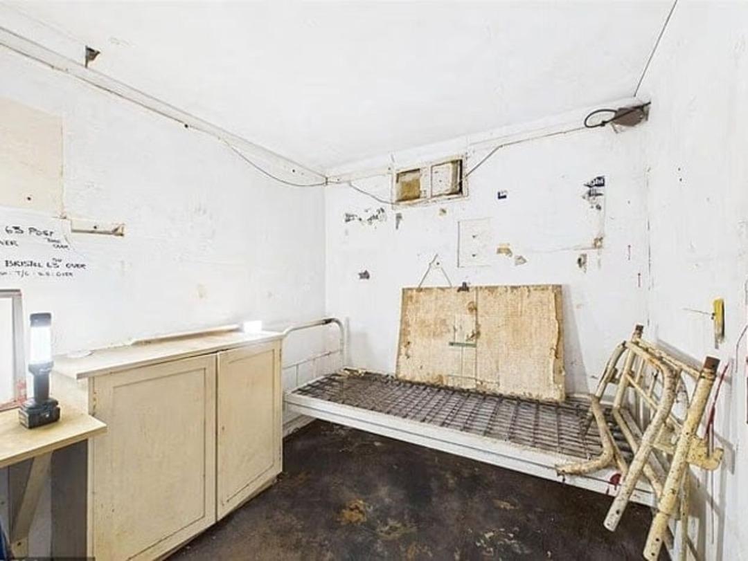 Beton blok satışa çıkarıldı! Ev arayanlar görünce şaşkına uğradı! Altından bakın ne çıktı!  2