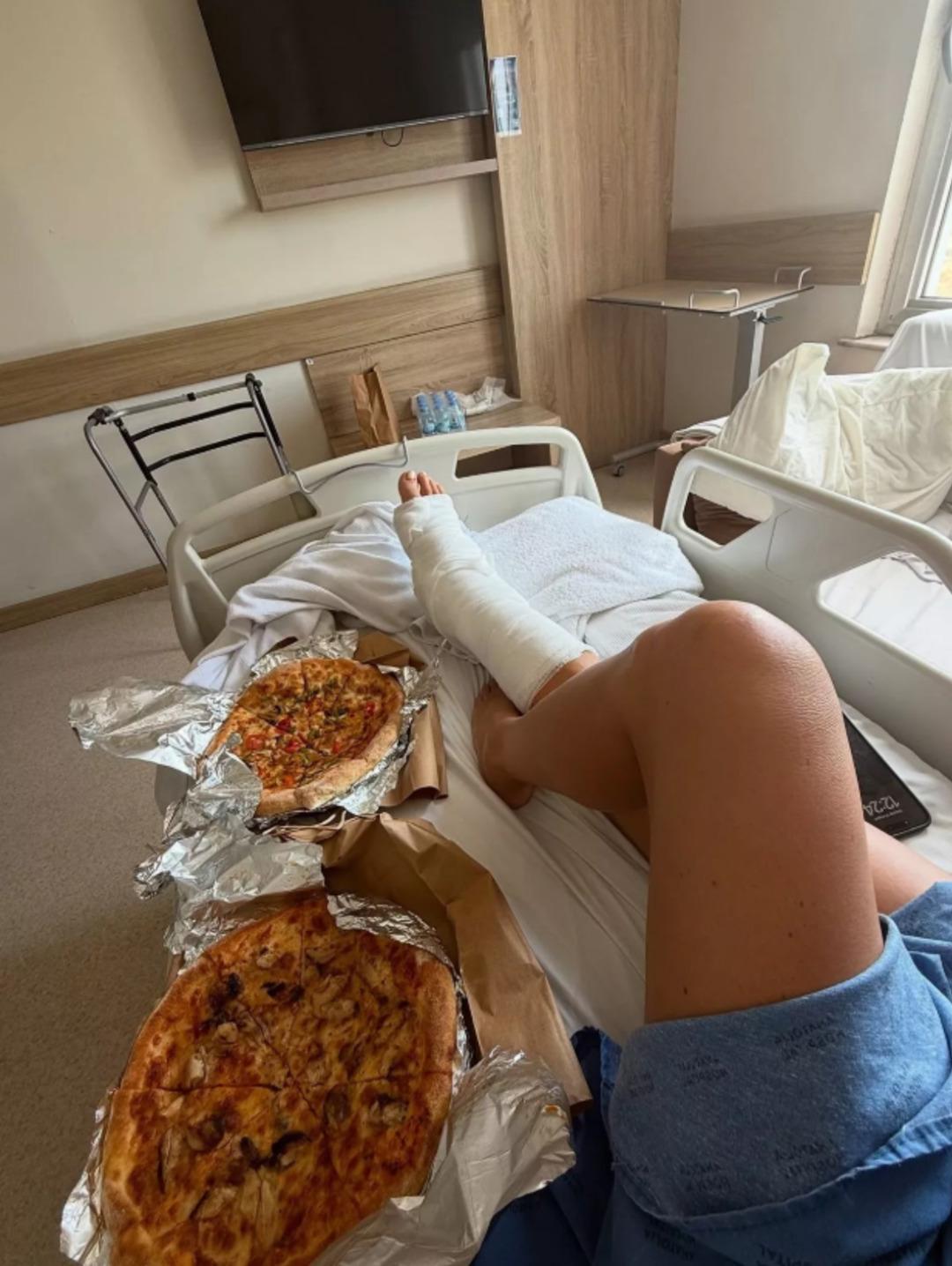 Ünlü model Türkiye tatilinde ayak bileğini kırdı... Bikinili pozunun altına yorum yağdı! 4