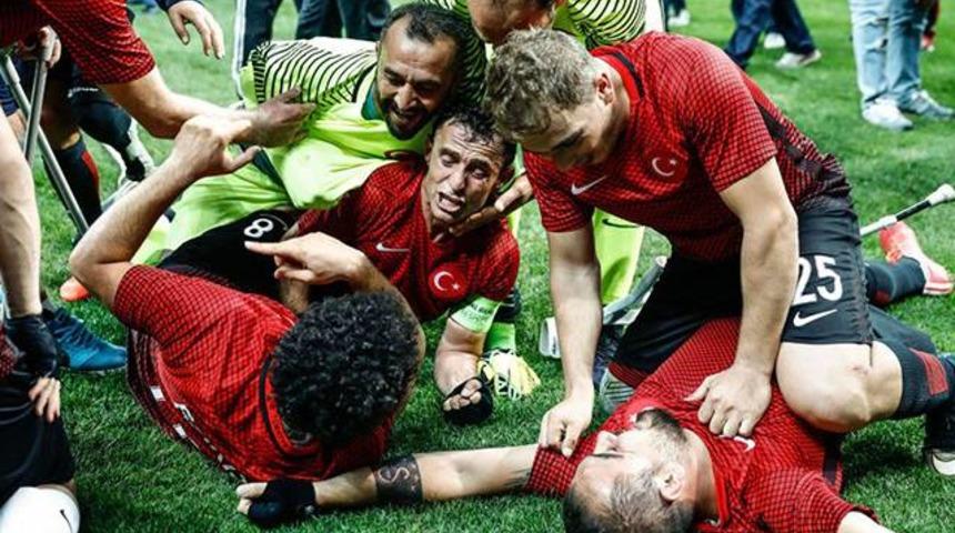 Spor camiasının &uuml;nl&uuml; isimleri Ampute Milli Takımı'nı kutladı