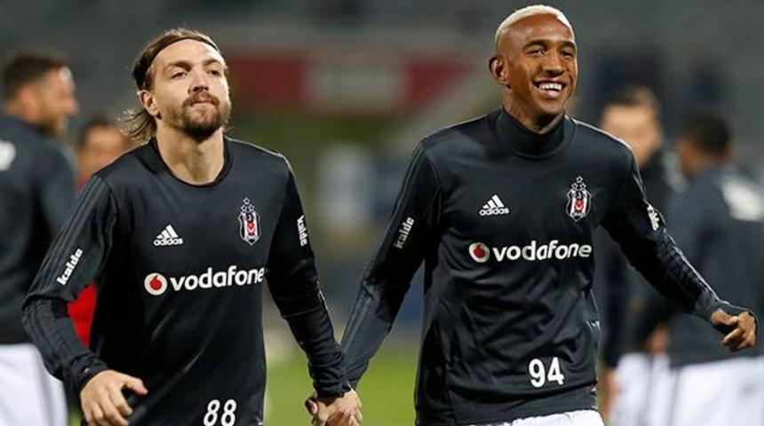 Caner Erkin ve Anderson Talisca el ele taraftarı selamladı