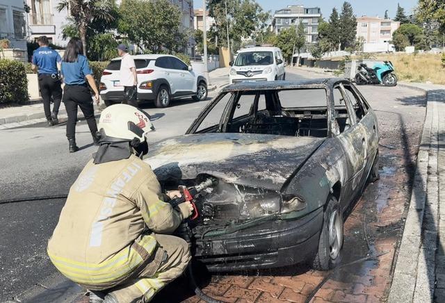 Avcılar’da park halindeki otomobil alev topuna döndü 1