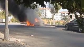 Avcılar’da park halindeki otomobil alev topuna döndü