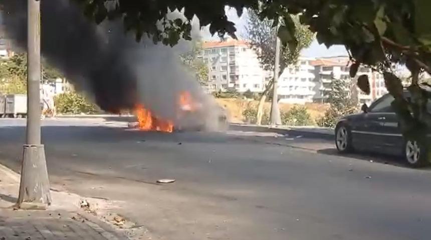 Avcılar’da park halindeki otomobil alev topuna döndü