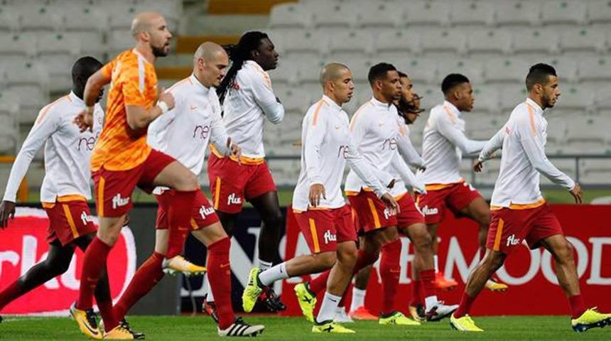 Galatasaray T&uuml;rk futbol tarihinde sahaya 11 yabancıyla &ccedil;ıkan ilk takım oldu