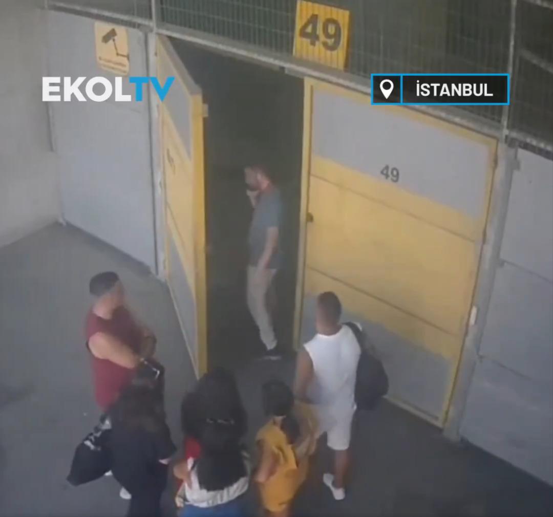 Galatasaray da karaborsa bilet skandalında sıcak gelişme! Çaykur Rizespor maçı sırasında 3 kişinin, karaborsadan sattığı biletlerle gizlice seyircileri stada aldığı görüntüler ortaya çıktı... 1