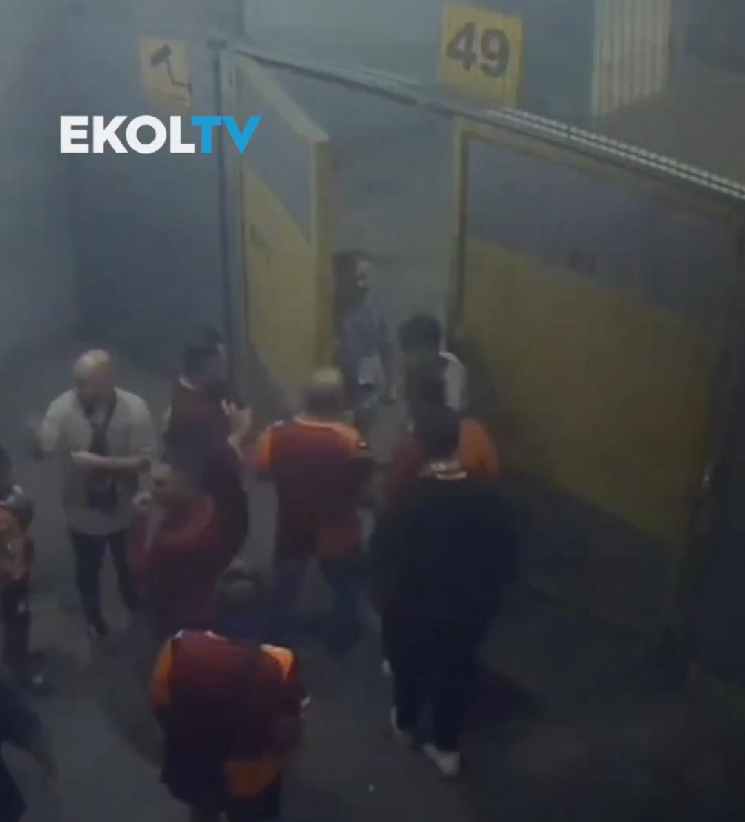 Galatasaray da karaborsa bilet skandalında sıcak gelişme! Çaykur Rizespor maçı sırasında 3 kişinin, karaborsadan sattığı biletlerle gizlice seyircileri stada aldığı görüntüler ortaya çıktı... 3