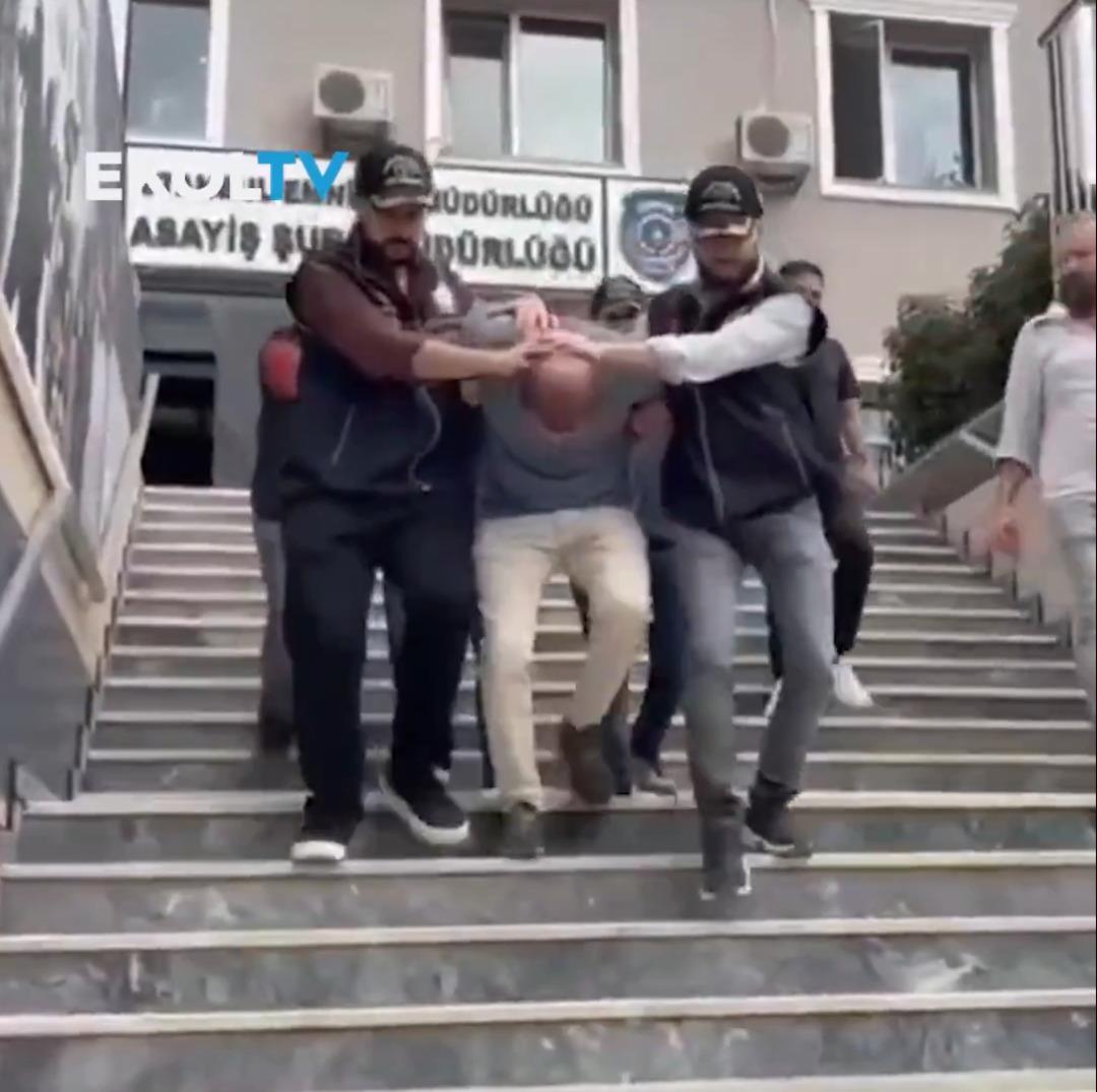 Galatasaray da karaborsa bilet skandalında sıcak gelişme! Çaykur Rizespor maçı sırasında 3 kişinin, karaborsadan sattığı biletlerle gizlice seyircileri stada aldığı görüntüler ortaya çıktı... 4