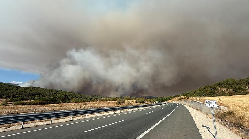 Kastamonu'da yangın devam ediyor! Kara yolu trafiğe kapatıldı