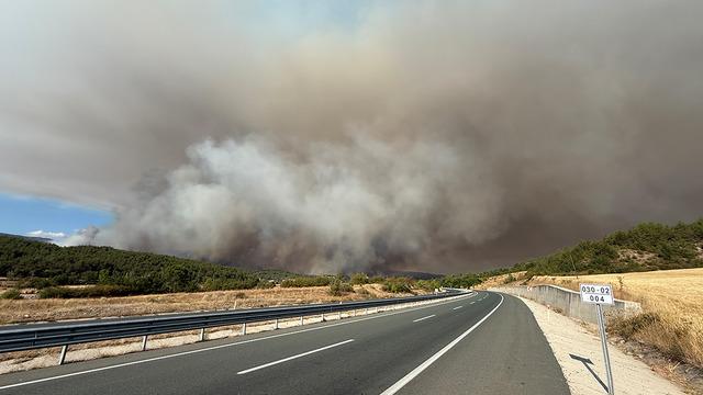 Kastamonu'da yangın devam ediyor! Kara yolu trafiğe kapatıldı