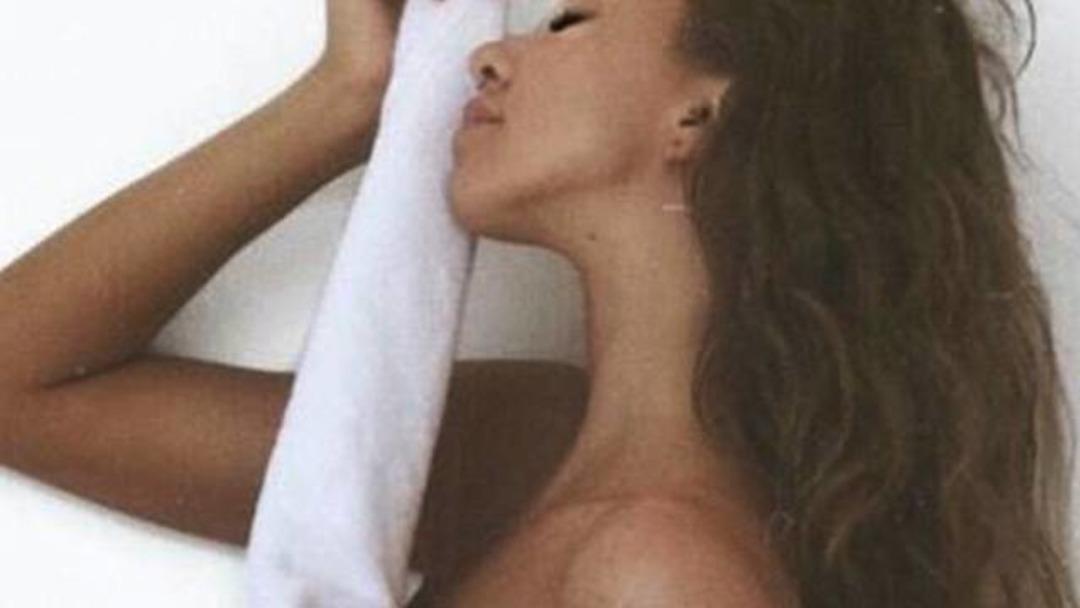 Diana Borisova bacaklarını yelpaze gibi a&ccedil;ıyor