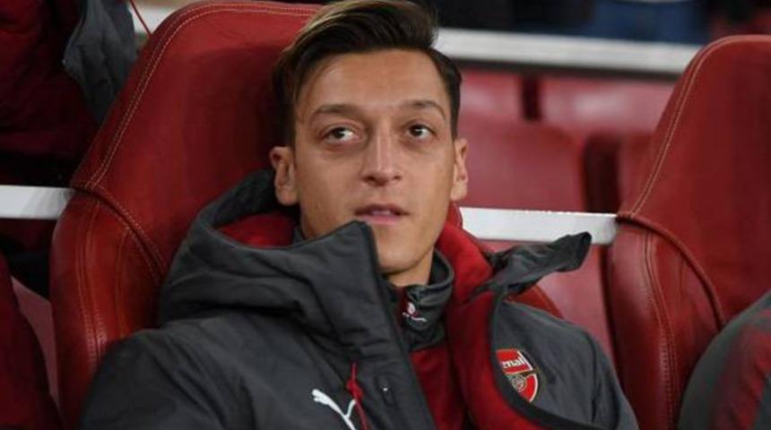 Mesut &Ouml;zil takım arkadaşlarına Manchester United ile anlaştığını s&ouml;yledi